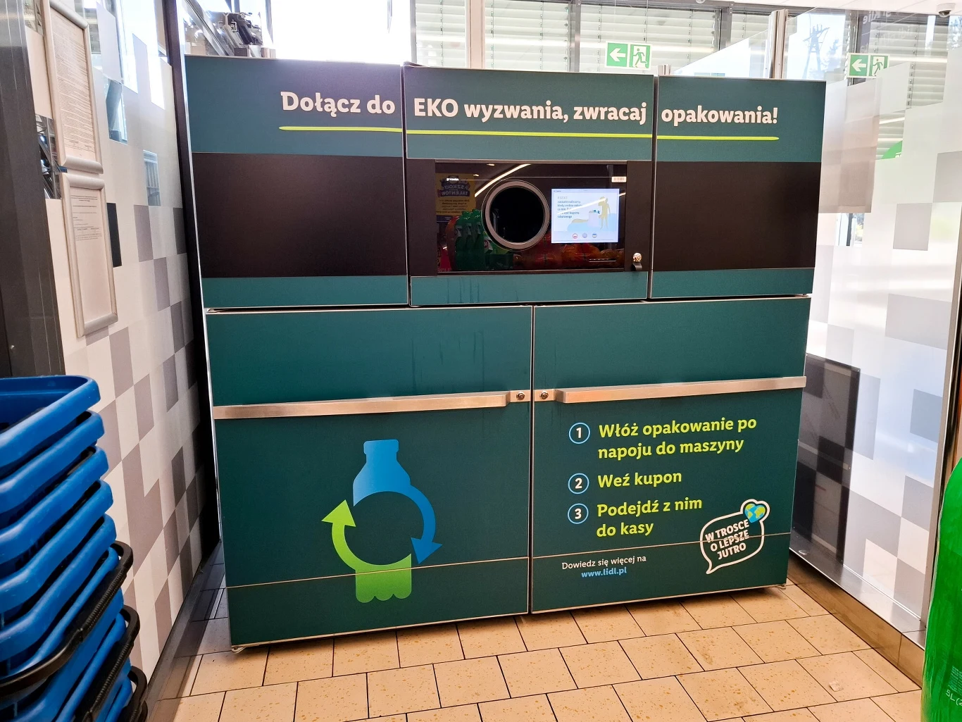 System kaucyjny ma wejść w życie 1 października tego roku Automat do zwrotu opakowań z napojów z instrukcją użytkowania oraz zachętą do recyklingu, automatyczny otwór na butelki lub puszki, elementy graficzne promujące ekologię i zbieranie opakowań.