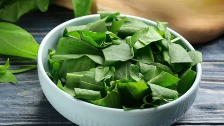 Szpinak świetnie sprawdza się nie tylko do sałatek, ale i do dań na ciepło 