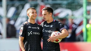 Maciej Kuziemka (z lewej) i Angel Rodado (z prawej) w barwach Wisły Kraków