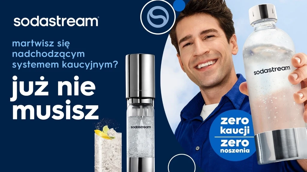 Uśmiechnięty mężczyzna trzyma w dłoni butelkę gazowanej wody sodastream, po lewej stronie automatyczna maszyna do gazowania wody oraz szklanka z wodą i plasterkiem cytryny, grafika zawiera napisy promujące produkt jako alternatywę dla systemu kaucyjnego.