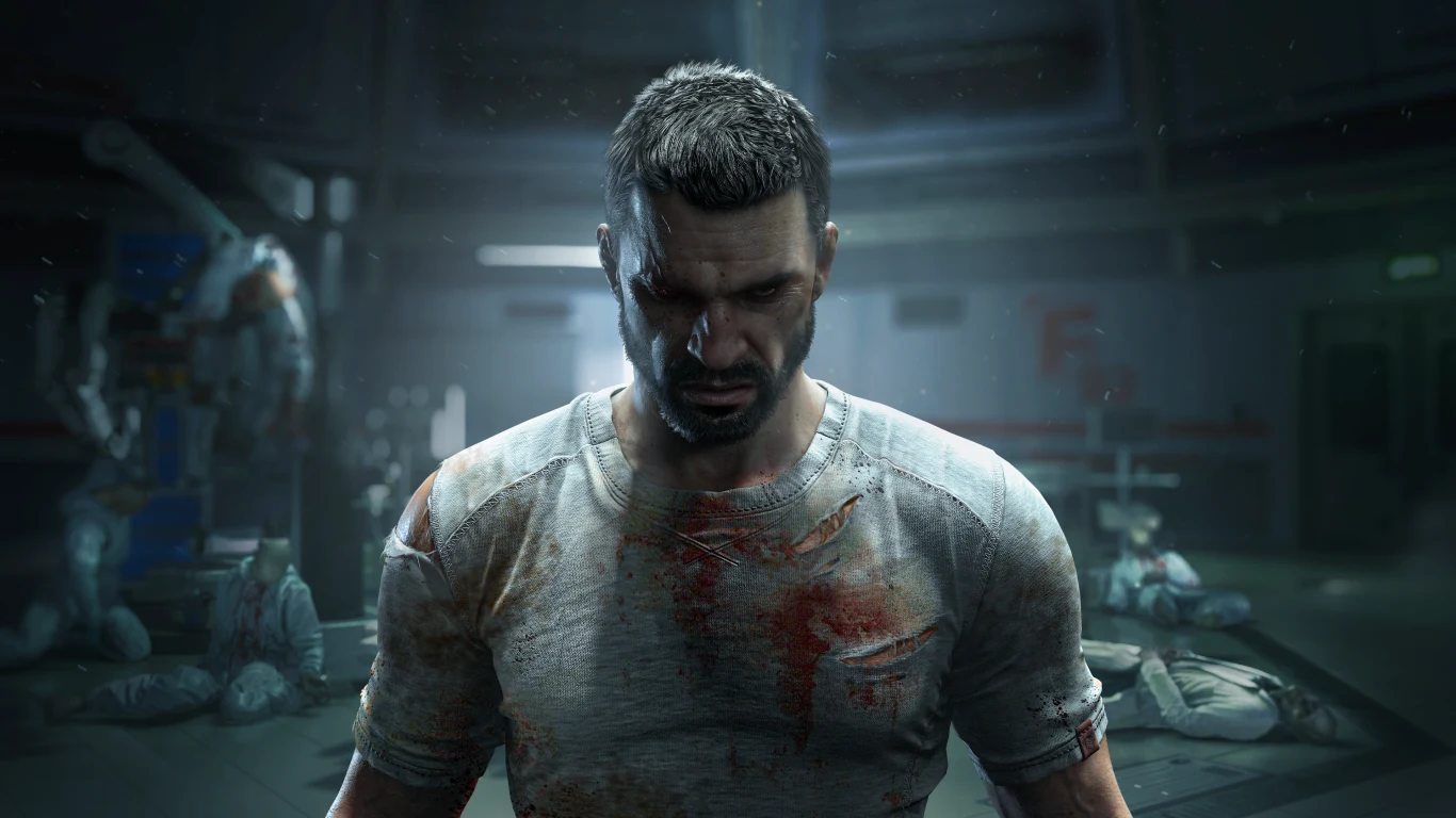 Kyle Crane w Dying Light: The Beast Kyle Crane w zakrwawionej koszulce w laboratorium z medycznym sprzętem i postaciami w tle, Dying Light: The Beast.
