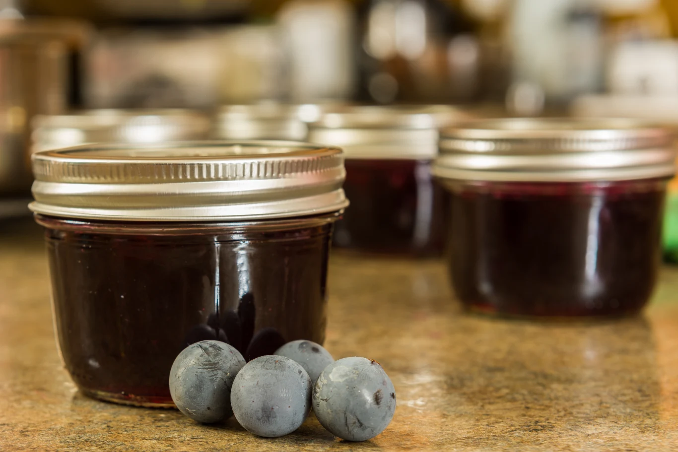 Domowe przetwory cieszą się dużą popularnością. W tym roku oprócz klasycznych z malin czy śliwek, postaw również na smakowity dżem z winogron. 