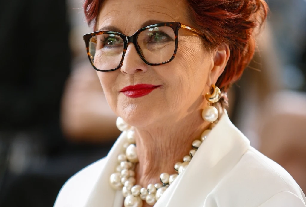 Jolanta Kwaśniewska często dobiera do swych stylizacji biżuterię z perłami