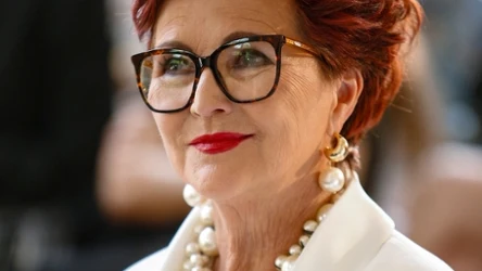 Perły to prawdziwy hit jesieni 2025. Jak je nosić i z czym łączyć, by wyglądać modnie?