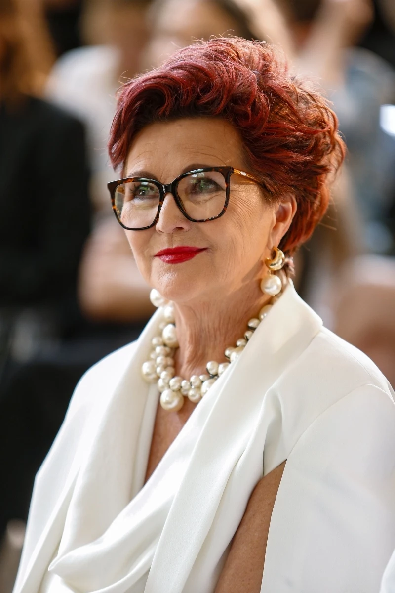 Jolanta Kwaśniewska w naszyjniku z pereł. Była pierwsza dama dobrała również do stylizacji kolczyki z perłami