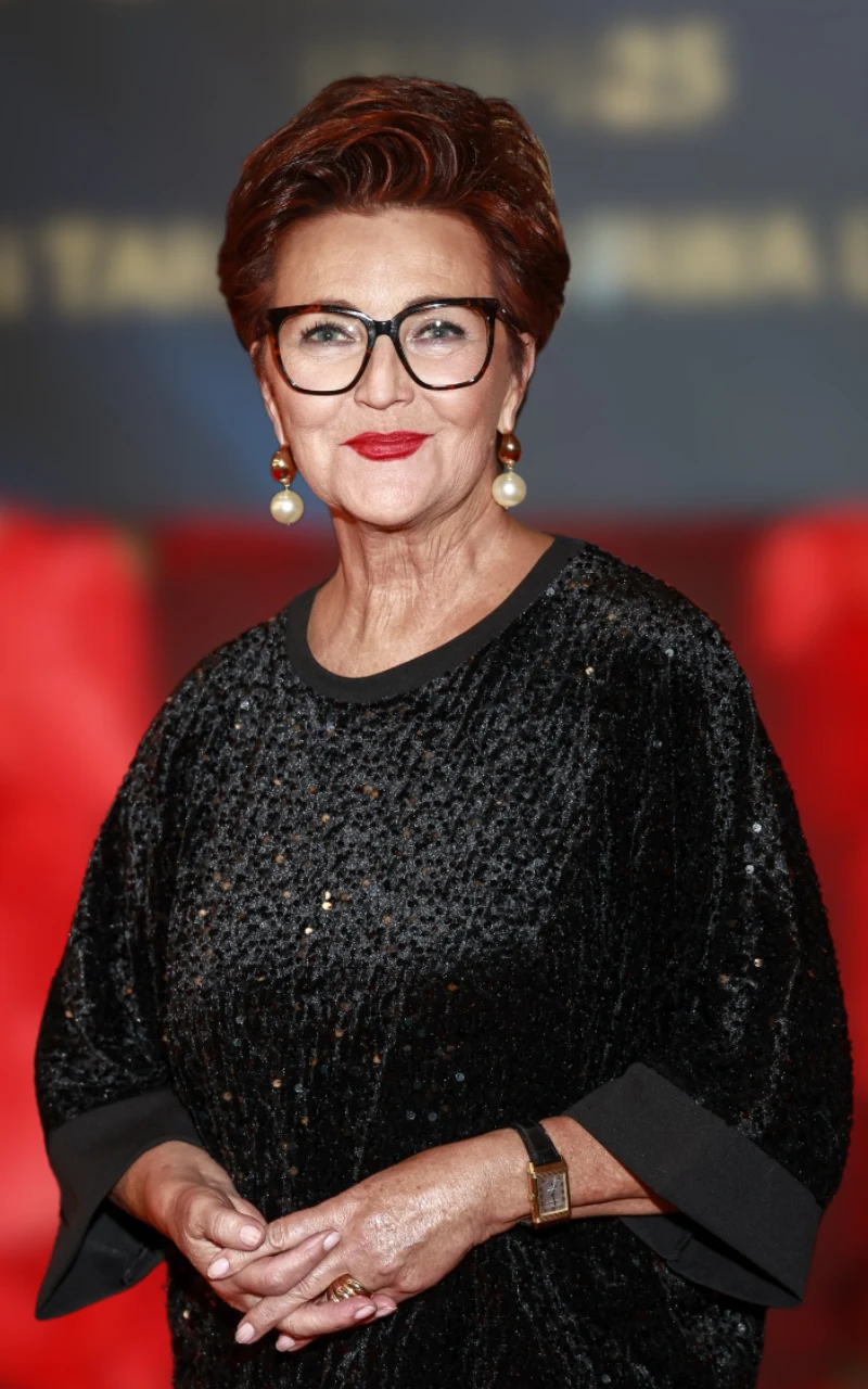 Jolanta Kwaśniewska w dużych perłowych kolczykach