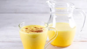 Kurkuma to kłącze spokrewnione z imbirem, od tysięcy lat używane w medycynie ajurwedyjskiej i chińskiej.