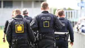 Obława w Niemczech. Więzień w kajdanach uciekł strażnikom