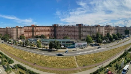 Falowiec przy Obrońców Wybrzeża, widok panoramiczny całego budynku
