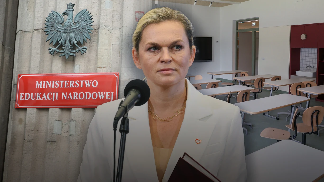 Minister edukacji Barbara Nowacka Kobieta w jasnym stroju stoi przed mikrofonem, w tle widoczne są biało-czerwony szyld Ministerstwa Edukacji Narodowej oraz fragment sali lekcyjnej z pustymi ławkami i krzesłami.