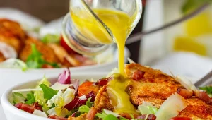 Smaczna sałatka z chrupiącym kurczakiem 