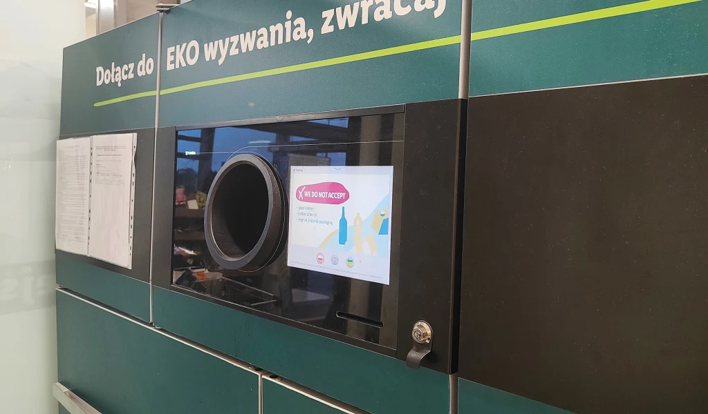 Automat kaucyjny nie zawsze przyjmuje szklane butelki. Automat kaucyjny nie zawsze przyjmuje szklane butelki.