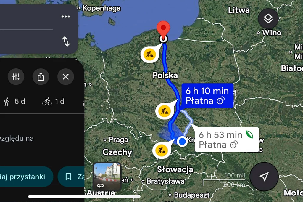 Mapa prezentująca trasę przejazdu samochodem przez Polskę, z południa na północ, oznaczona niebieską linią z informacją o czasie podróży oraz miejscami płatnymi, na tle widocznych granic państw oraz nazw miast.