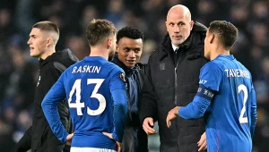 Philippe Clement w rozmowie z piłkarzami