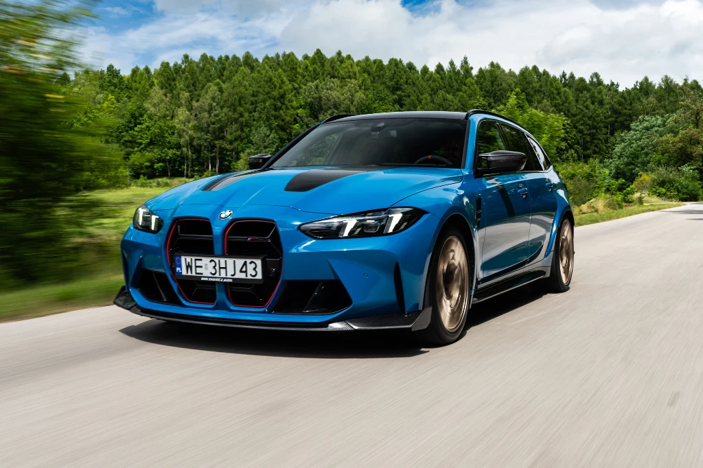 BMW M3 CS Touring wyróżnia się na tyle odmiany Competition między innymi zmienioną osłoną chłodnicy i karbonową maską