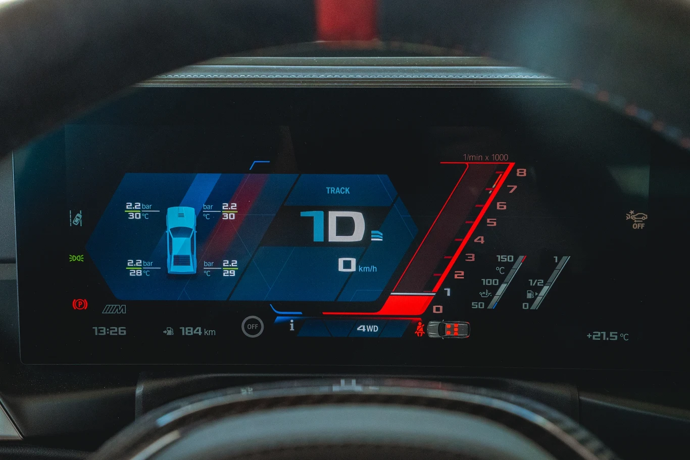 Cyfrowy panel wskaźników samochodu sportowego z wyświetlaczem pokazującym tryb jazdy, prędkość, obroty silnika, temperaturę i inne parametry techniczne samochodu.