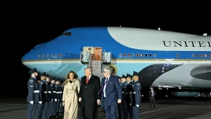Pilny komunikat, a potem żarty. Na pokładzie samolotu był Donald Trump