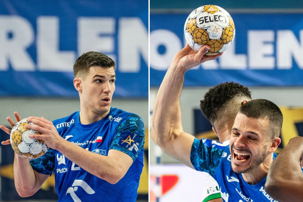 Gergo Fazekas (z lewej) i Lovro Mihić z Orlenu Wisły Płock Dwaj zawodnicy drużyny piłki ręcznej w niebieskich strojach podczas dynamicznej akcji meczowej, piłka uniesiona w górę, widoczne wysiłek oraz zaangażowanie sportowców, w tle banner reklamowy.