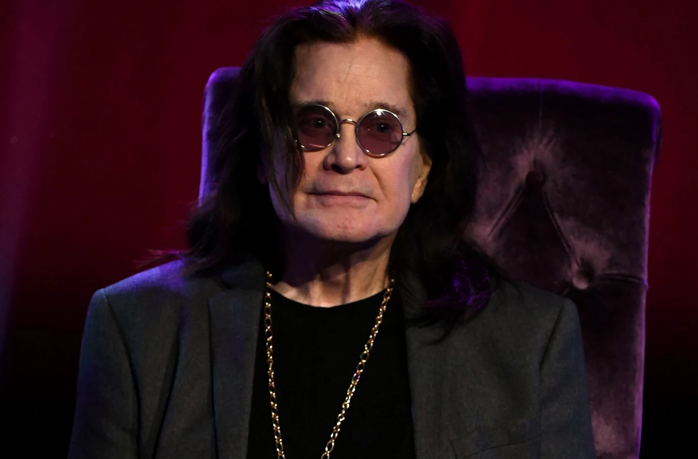 Pojawił się zwiastun filmu dokumentalnego o Ozzym Osbournie Mężczyzna o długich ciemnych włosach, w okularach przeciwsłonecznych i szarej marynarce, siedzący na ciemnofioletowym fotelu na tle czerwonego światła, noszący złoty łańcuch na szyi.