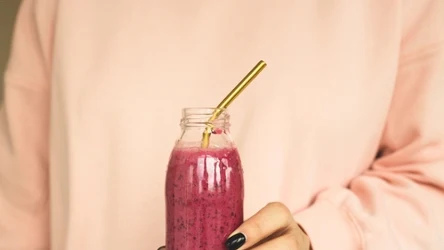 Zdrowe i pożywne śniadanie w kilka minut. Przygotuj tylko to smoothie ze śliwek.