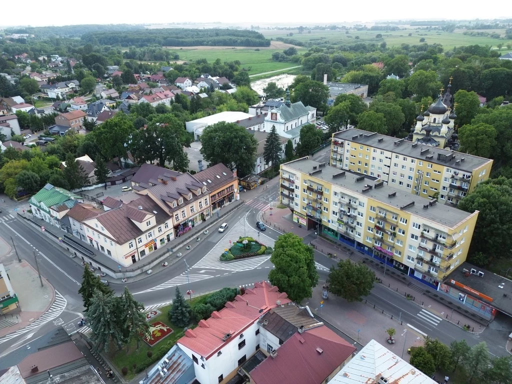Główne skrzyżowanie w centrum Hrubieszowa - w tle kościół św. Mikołaja i cerkiew Zaśnięcia Najświętszej Maryi Panny w Hrubieszowie