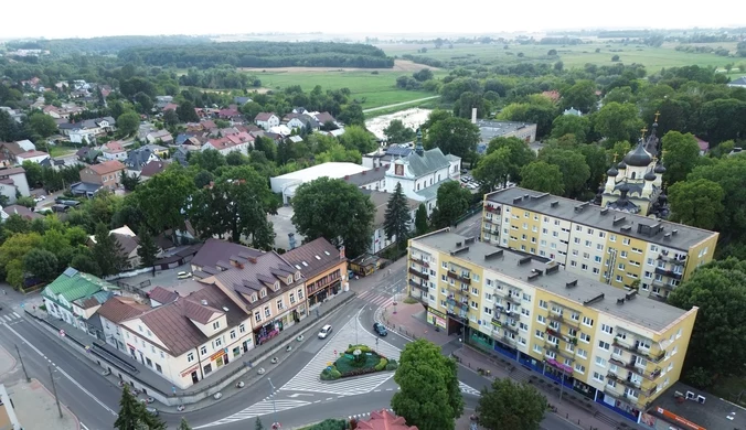 Główne skrzyżowanie w centrum Hrubieszowa - w tle kościół św. Mikołaja i cerkiew Zaśnięcia Najświętszej Maryi Panny w Hrubieszowie