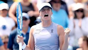 Pięć zmarnowanych setboli Świątek. Walka trwała dalej. Polka w ćwierćfinale