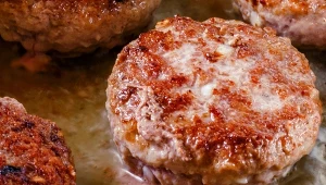 Zetrzyj i dodaj do masy na mielone. Wyjdą delikatne i soczyste