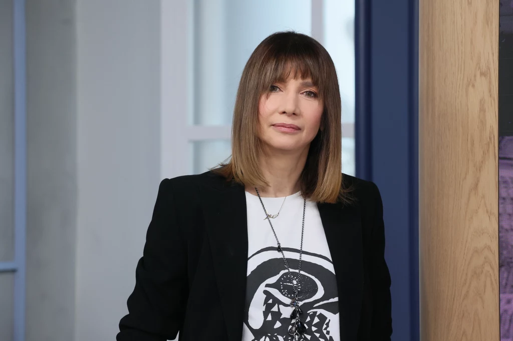 Grażyna Wolszczak często widywana jest w jeansach z szeroką logawką. Ten stylowy fason spodni zdecydowanie przypadł jej do gustu 
