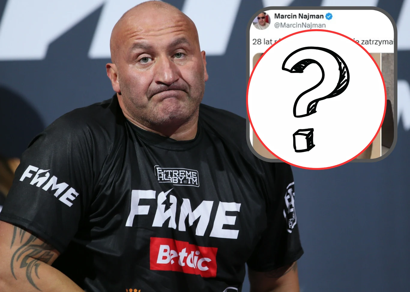 Marcin Najman pochwalił się swoim zdjęciem sprzed lat Łysy mężczyzna w czarnej koszulce z napisem FAME stoi na tle ciemnego bannera, z wyrazem twarzy sugerującym obojętność lub zrezygnowanie, obok widoczna grafika z dużym znakiem zapytania na tle wycinka tweeta.