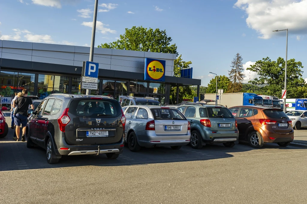 Parking przed Lidlem w Kudowie-Zdroju, a na nim auta z czeskimi rejestracjami. 
