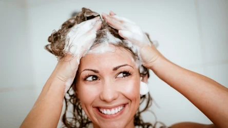 Dodaj olejek herbaciany do szamponu, a pozbędziesz się zimowego suchego łupieżu