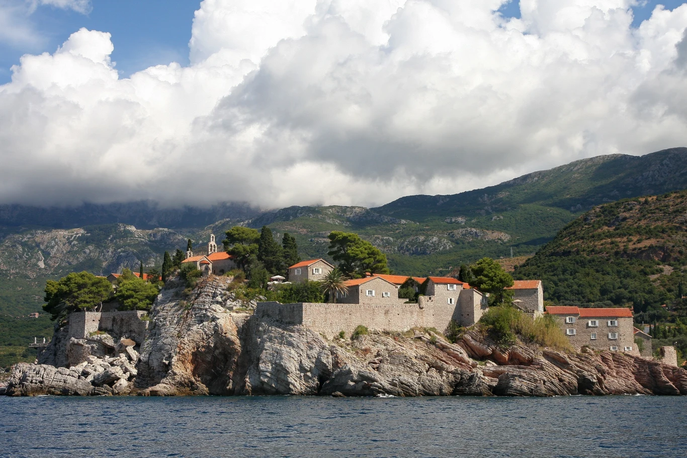 Sveti Stefan uznawana jest za symbol i jedno z najbardziej rozpoznawalnych miejsc Czarnogóry. Sveti Stefan uznawana jest za symbol i jedno z najbardziej rozpoznawalnych miejsc Czarnogóry.
