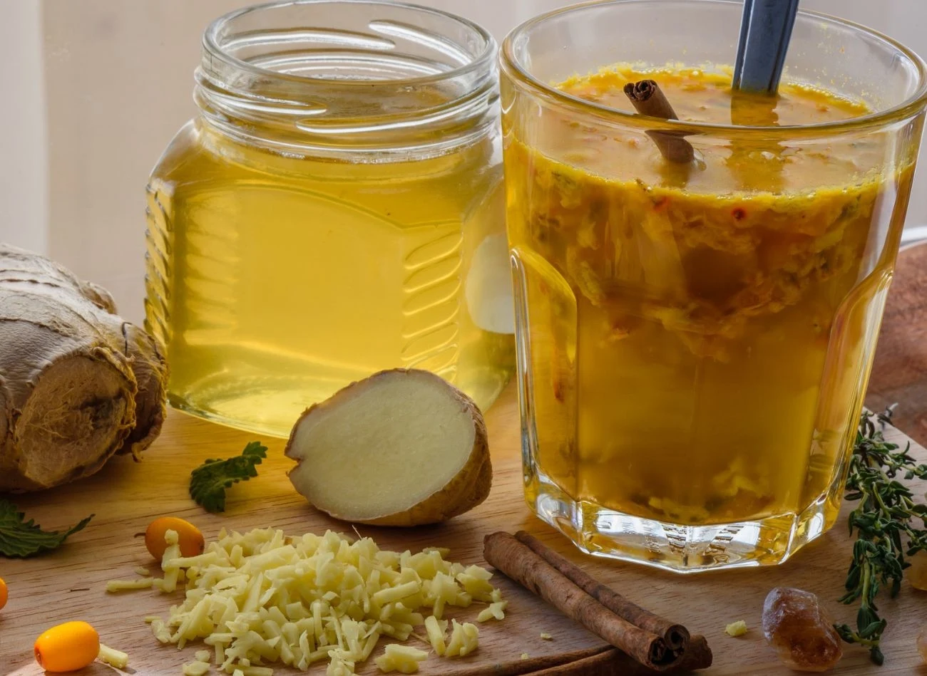 Podstawą oxymelu jest ocet jabłkowy i miód. Jego formuła znana była już w starożytności Podstawą oxymelu jest ocet jabłkowy i miód. Jego formuła znana była już w starożytności