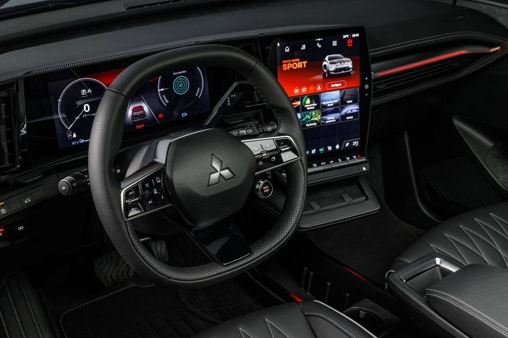 Kokpit też nie różni się od tego, co znamy z Renault Scenica. Nowoczesne wnętrze samochodu Mitsubishi z cyfrowym panelem kokpitu, dużym centralnym ekranem dotykowym oraz skórzanymi fotelami o sportowym wykończeniu.