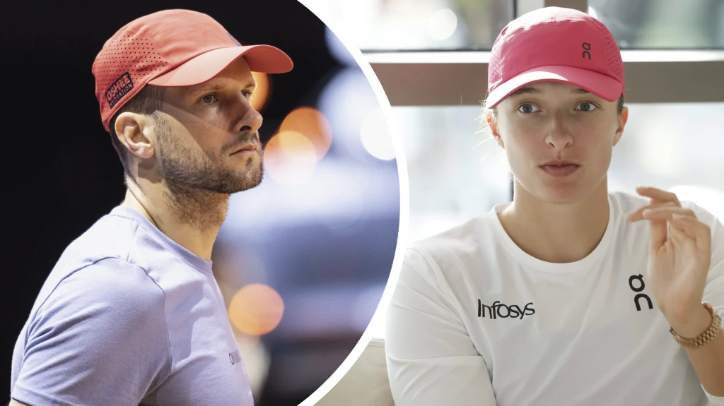 Dwie osoby ubrane w sportowe ubrania i czerwone czapki z daszkiem, jedna patrzy przed siebie w świetle ulicznych lamp, druga siedzi w jasnym wnętrzu, spoglądając na rozmówcę.