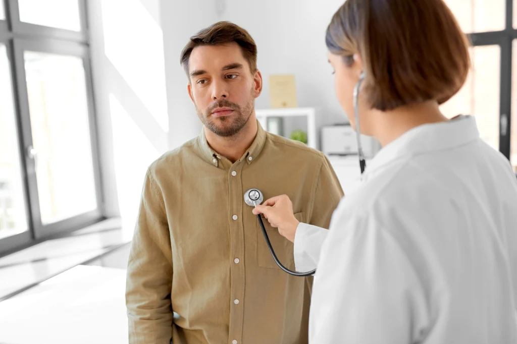 Nowotwór jądra w zaawansowanym stadium choroby może dawać przerzuty do jamy brzusznej, głowy oraz płuc