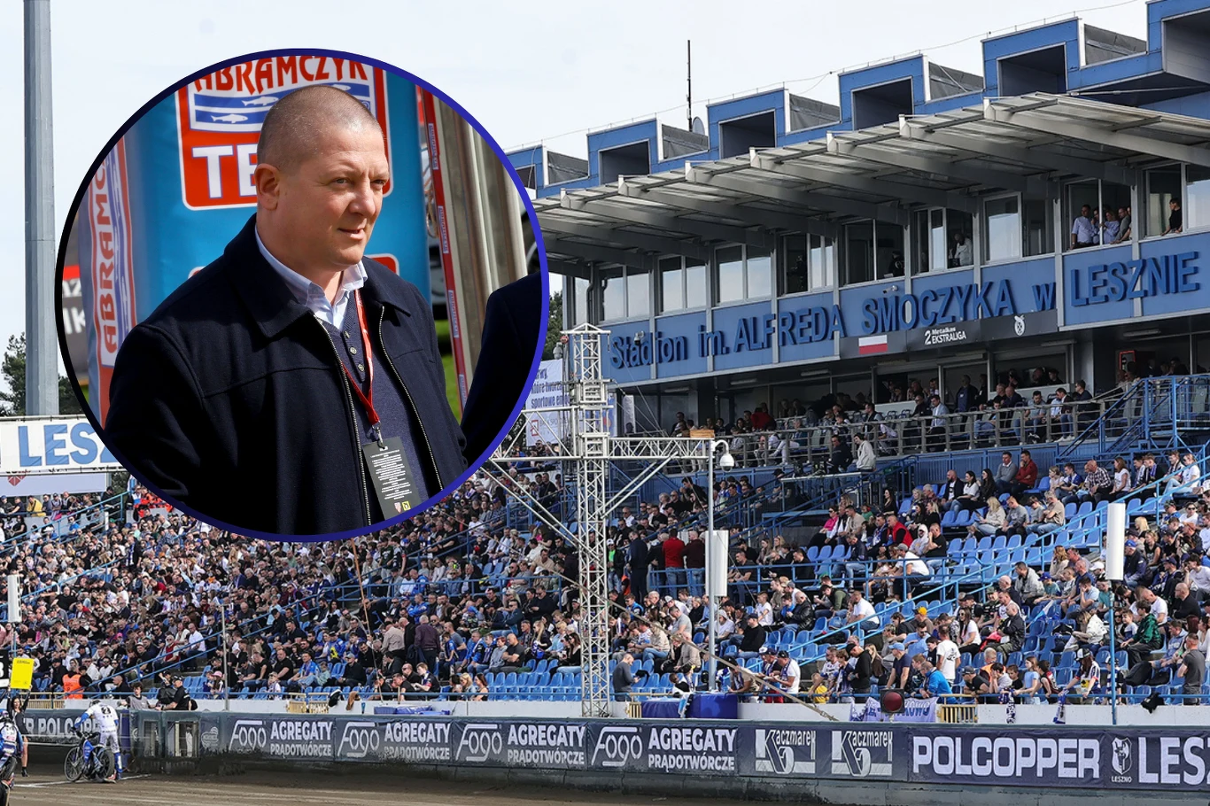 Pandemia zamknęła stadiony przed kibicami. Trybuny stadionu im. Alfreda Smoczyka w Lesznie wypełnione kibicami podczas sportowego wydarzenia, zbliżenie na mężczyznę w kurtce z plakietką identyfikacyjną.