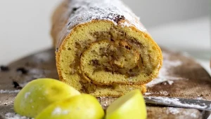 Puszysta, soczysta i pachnie cynamonem. To najprostszy deser na świecie