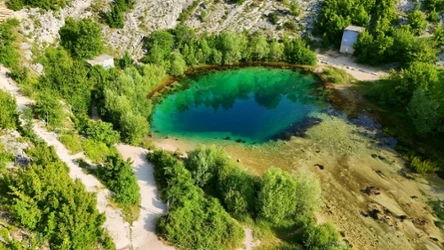 Źródło najlepiej widać z lotu ptaka. Zachwyca krystalicznie czystą wodą i wyjątkowym kształtem