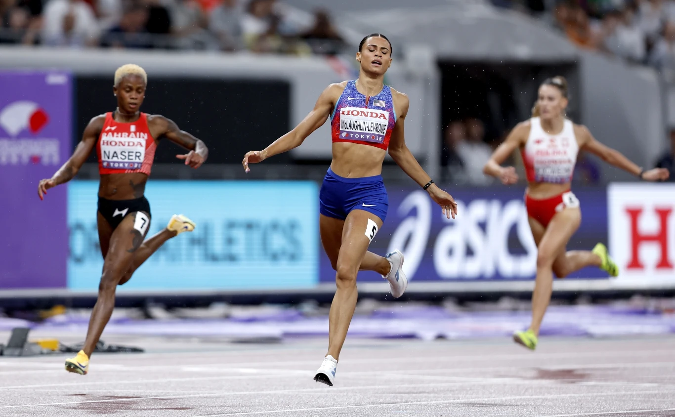 Finisz biegu na 400 metrów podczas zawodów lekkoatletycznych, trzy kobiety walczą o zwycięstwo na ostatnich metrach, sportowa atmosfera i wysiłek widoczny na twarzach zawodniczek