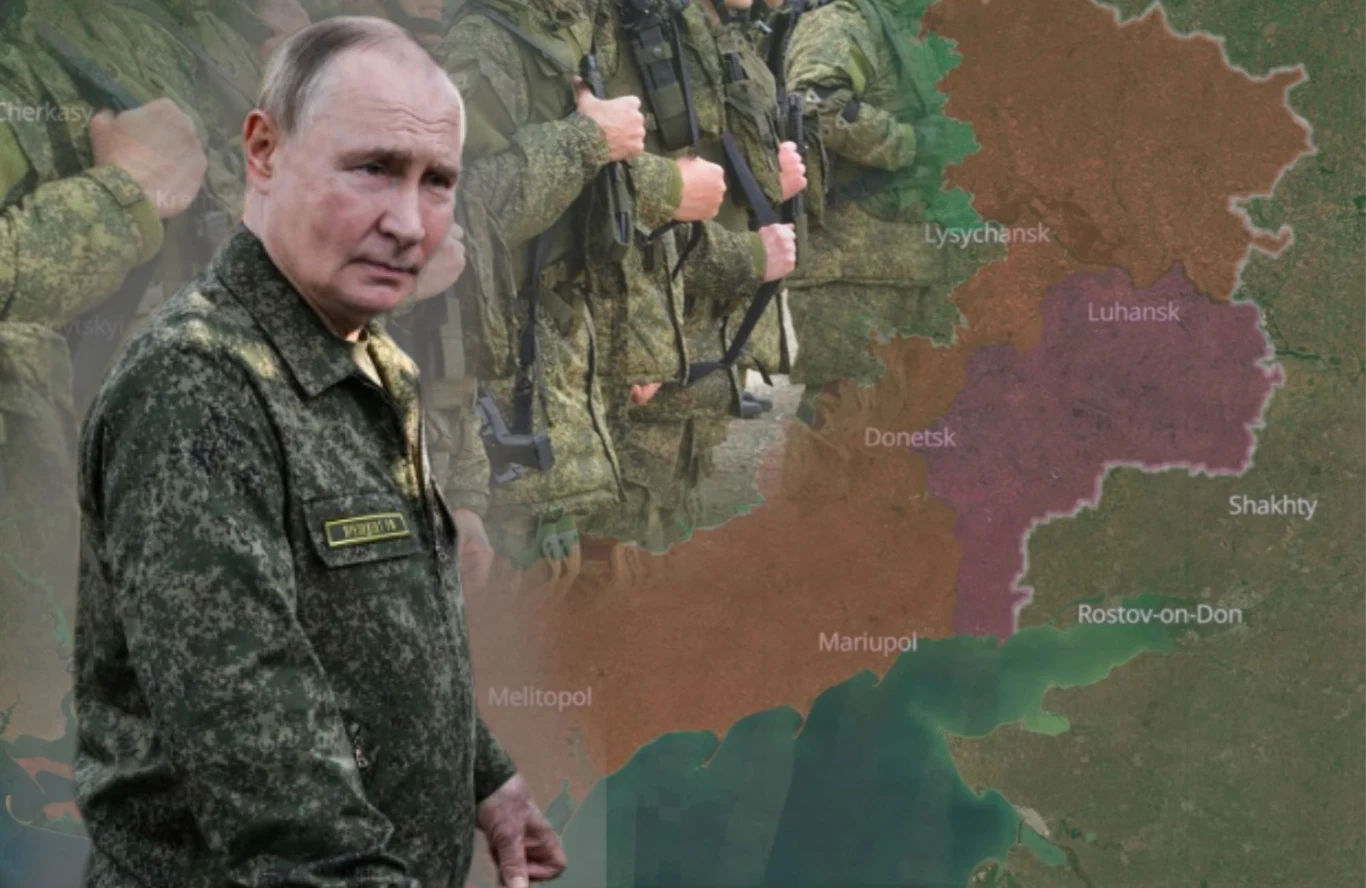Władimir Putin ujawnił liczbę żołnierzy walczących w Ukrainie Mężczyzna w mundurze wojskowym na tle mapy regionu konfliktu w Ukrainie, na której oznaczono nazwy takich miejsc jak Donieck, Mariupol i Ługańsk, w tle grupa żołnierzy w pełnym umundurowaniu.
