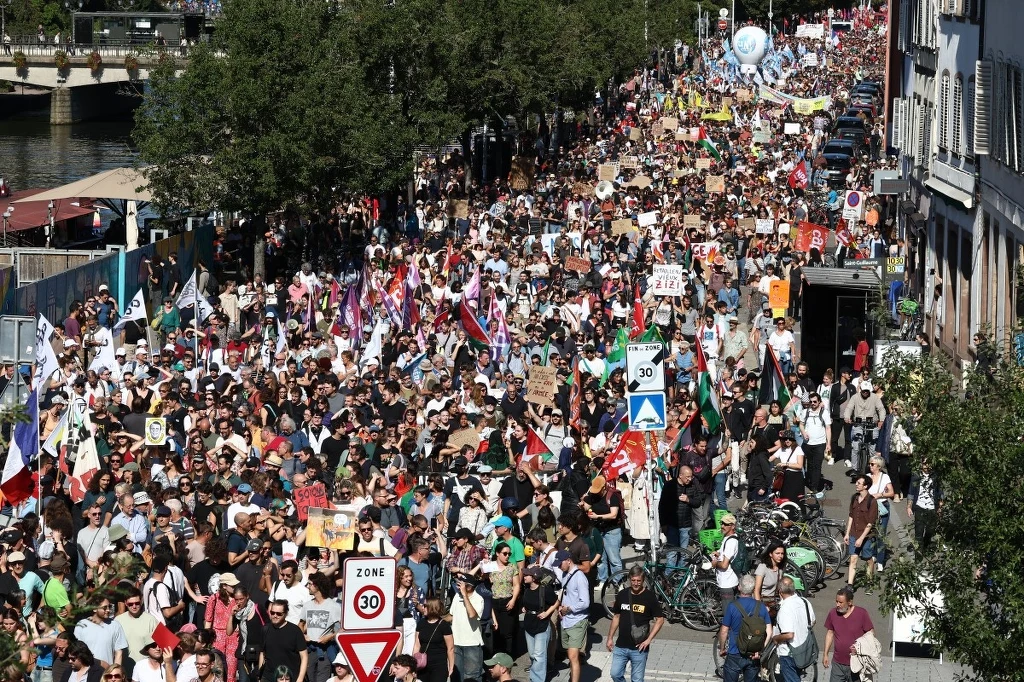 Nawet milion ludzi miało protestować we Francji, władze dementują. W tle plan oszczędności rządu