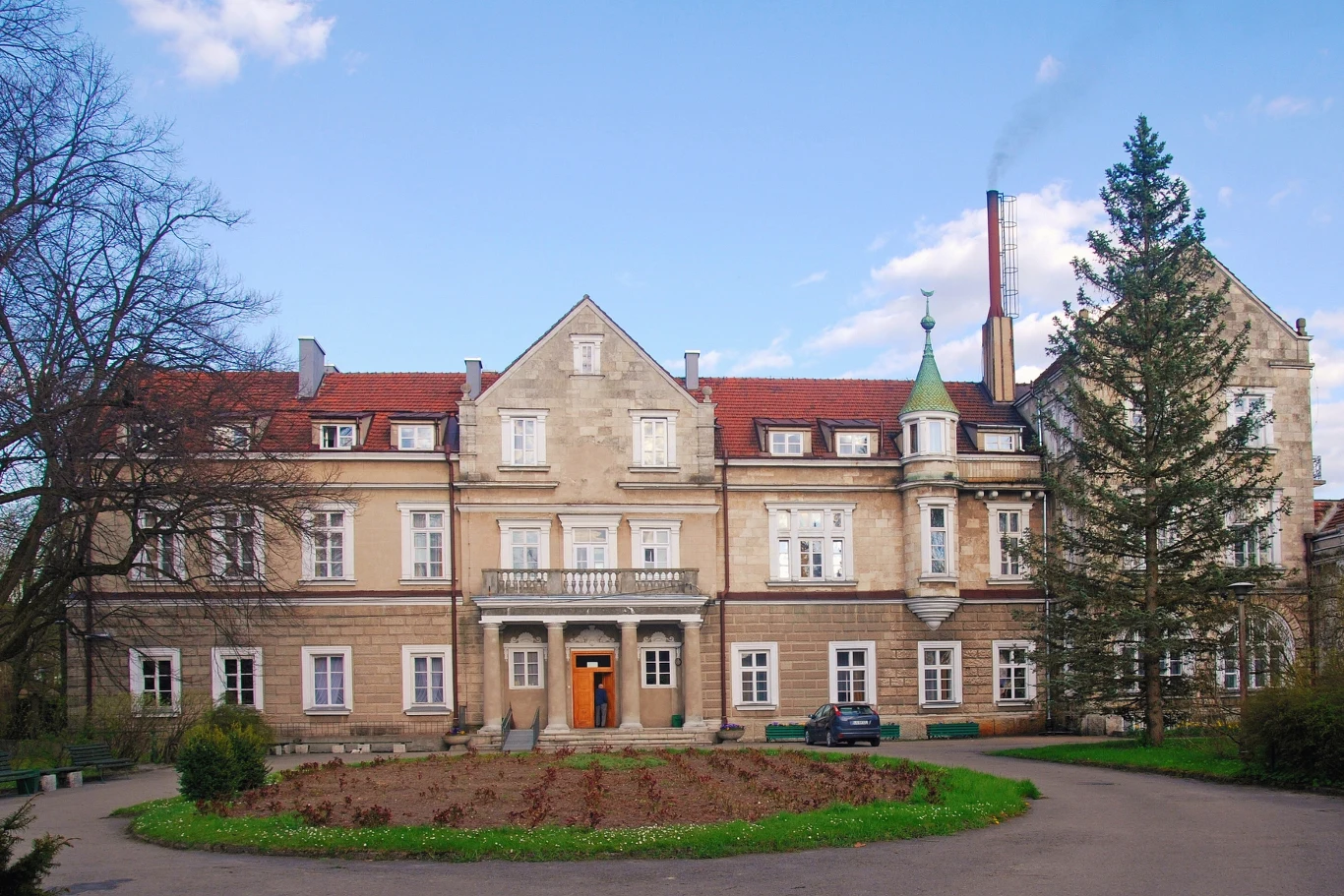 Pałac książąt Ponińskich, w którym dzisiaj mieści się sanatorium Bajka to jeden z najbardziej okazałych budynków w uzdrowisku Horyniec-Zdrój.