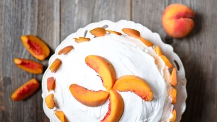 Ciasto bez pieczenia z brzoskwiniami robi się szybko i łatwo. 