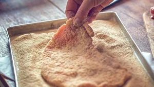 Złociste, chrupiące i cienkie kotlety. Ten przepis to zupełnie inna liga