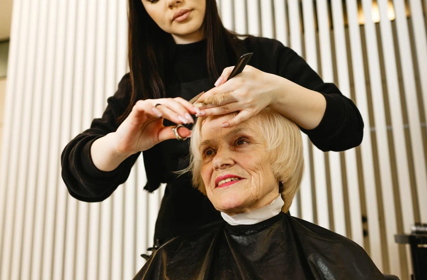 Jaka grzywka jest teraz modna? To cięcie odejmuje lat i szturmem podbija salony fryzjerskie