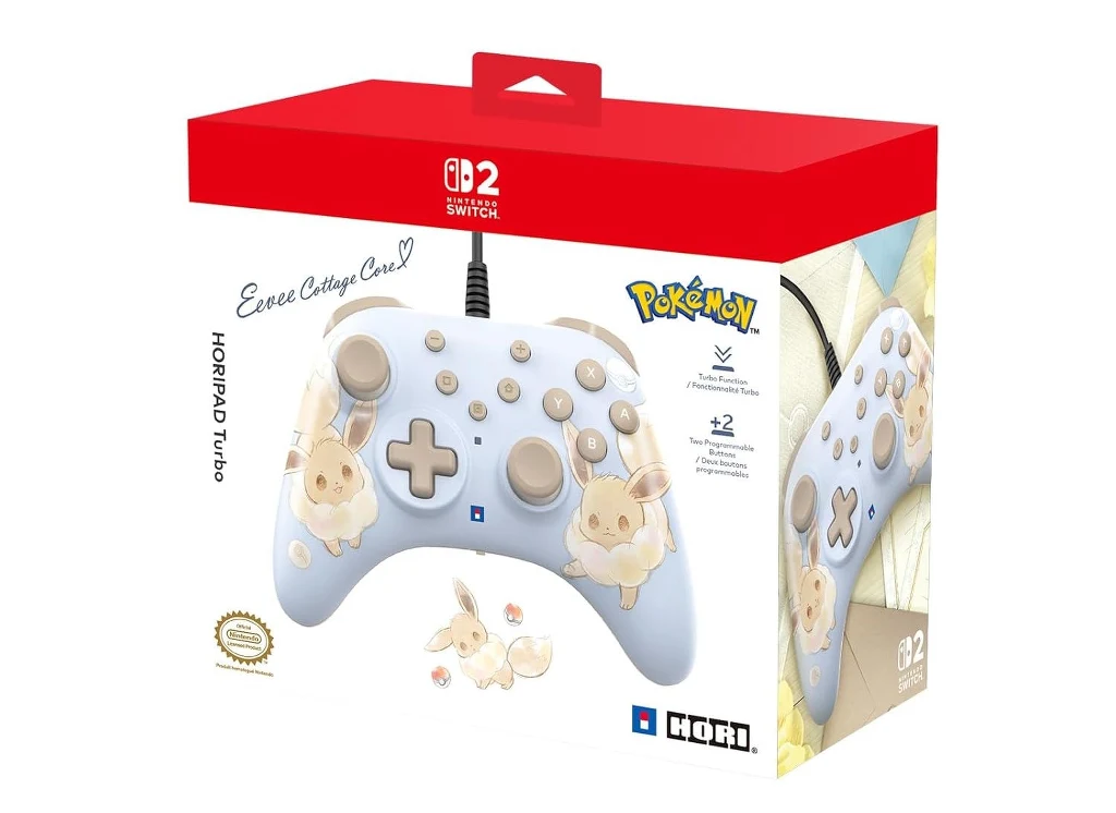 Opakowanie przewodowego kontrolera HORI dla konsoli Nintendo Switch o pastelowym, niebieskim kolorze z grafiką postaci Eevee z serii Pokémon, logo Pokémon oraz ilustracją pada na różnych stronach pudełka.