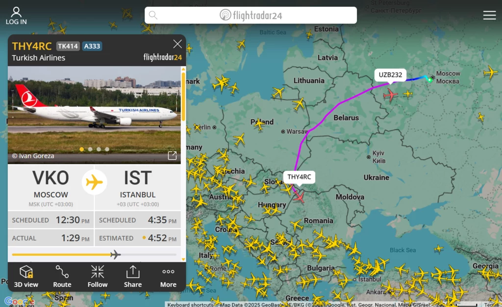 Interfejs aplikacji śledzącej ruch lotniczy z widoczną mapą Europy, trasą lotu samolotu Turkish Airlines z Moskwy do Stambułu, informacjami o locie oraz licznymi ikonami samolotów reprezentującymi inne maszyny w powietrzu.