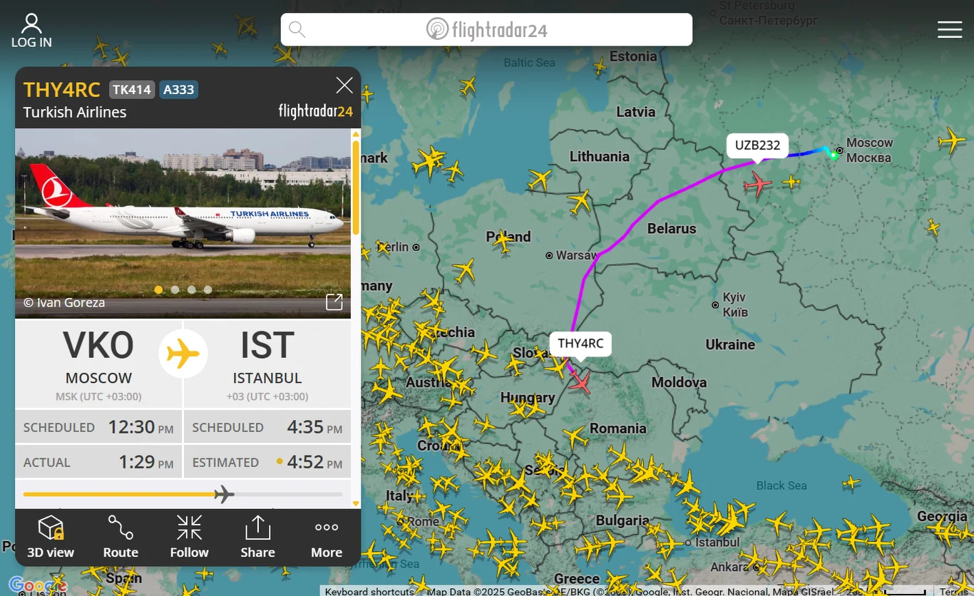 Interfejs aplikacji śledzącej ruch lotniczy z widoczną mapą Europy, trasą lotu samolotu Turkish Airlines z Moskwy do Stambułu, informacjami o locie oraz licznymi ikonami samolotów reprezentującymi inne maszyny w powietrzu.